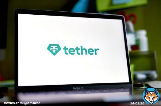 تعمل شركة "تيذر هولدينغز" (Tether Holdings)، المشغلة لأكبر عملة مشفرة مستقرة في العالم، على تعزيز حصتها السوقية عقب تسجيلها أرباحاً قياسية، وهذا قد يمثل خطراً على قطاع التشفير بوجه عام، وفقاً لتحذير جديد من "جيه بي مورغان تشيس آند كو".توشك القيمة السوقية لعملة "يو إس دي تي" التابعة لـ"تيذر" على تجاوز 100 مليار دولار لأول مرة. والعملات المستقرة، هي شكل من أشكال الرموز المشفرة المربوط قيمتها بأصل آخر (مثل الدولار)، حيث تُستخدم احتياطيات كبيرة من هذه الأصول لدعم قيمة العملة. كما تعد جزءاً أساسياً من تكوين قطاع التشفير، وتعمل كبديل أقل تقلباً للمتداولين الذين يتطلعون إلى الاستثمار في الأصول الرقمية كمخازن للثروة.أدى التركيز المتزايد على "يو إس دي تي" على مدى العامين الماضيين إلى تعزيز دورها باعتبارها عملة مستقرة رائدة، ولكن "الافتقار إلى الامتثال التنظيمي والشفافية" من قبل "تيذر" يمثل خطراً متزايداً على السوق، وفقاً لتقرير صادر عن "جيه بي مورغان" يوم الخميس. تأثير هيمنة "تيذر" على السوققال باولو أردوينو، الرئيس التنفيذي لشركة "تيذر"، في بيان: "قد تكون هيمنة (تيذر) على السوق "سلبية" بالنسبة للمنافسين، بما في ذلك أولئك الذين يعملون في القطاع المصرفي ويتمنون تحقيق نجاح مماثل، ولكنها لم تكن أبداً سلبية بالنسبة للأسواق التي تحتاج إلينا بشدة، عملنا دائماً بشكل وثيق مع الهيئات التنظيمية العالمية لتثقيفهم حول التكنولوجيا وتقديم التوجيه الإرشادي حول كيفية التفكير بشكل ملائم في هذا القطاع".تحول العملات المشفرة لأصل واسع الاستخدام يعني تبدد ميزاتهاقد تخضع العملات المستقرة قريباً لمزيد من الامتثال للوائح التنظيمية في الولايات المتحدة وأوروبا. وبينما ينتظر قانون الدفع بالعملات المستقرة التصويت في مجلس النواب الأميركي، فمن المتوقع تنفيذ لوائح تنظيم الأصول المشفرة (MiCA) جزئياً في أسواق الاتحاد الأوروبي خلال يونيو المقبل".  #جيه_بي_مورغان #عملات_مشفرة