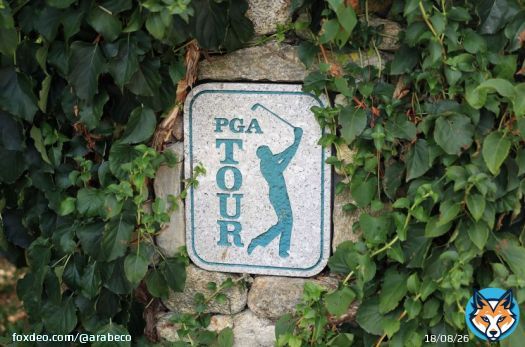 اعتمدت "رابطة لاعبي الغولف المحترفين " (PGA Tour) استثماراً يصل إلى 3 مليارات دولار من شركة "استراتيجيك سبورتس غروب" (Strategic Sports Group) في كيان تجاري جديد، بينما ما زالت المحادثات حول ضخ استثمارات من قبل صندوق الاستثمارات العامة السعودي جارية.ستشهد الصفقة بين "رابطة لاعبي الغولف المحترفين" وشركة "استراتيجيك سبورتس غروب" بقيادة شركة "فينواي سبورتس غروب" (Fenway Sports Group) التابعة لجون هنري، التي تملك ناديي"بوسطن ريد سوكس" و"ليفربول"، استثماراً مبدئياً قيمته 1.5 مليار دولار، بحسب بيان صدر أمس أكد ما ورد في تقرير سابق لـ"بلومبرغ نيوز". استراتيجية رقميةربما يُضخ 1.5 مليار دولار أخرى من قبل تحالف مستثمرين من "استراتيجيك سبورتس غروب"، بحسب شخص على دراية بالموضوع. وقال إنه يمكن تخصيص أي رأس مال إضافي للاستراتيجية الرقمية لـ"رابطة لاعبي الغولف المحترفين" وتحسين عمليات بثها. يمكن أن تتجه أيضاً إلى جهود الدوري للتوسع دولياً، وغيرها من المبادرات التجارية الحالية.اقرأ أيضاً: "فنواي" تدخل المحادثات النهائية كمستثمر في كيان "رابطة الغولف"أوضح جاي موناهان مفوض "رابطة لاعبي الغولف المحترفين" في بيان، أن "الشراكة مع استراتيجيك سبورتس غروب وهي شركة تتمتع بخبرة واسعة واستثمارات عبر مجالات الرياضة والإعلام والترفيه، ستعزز قدرة مؤسستنا على جعل الرياضة أكثر جدوى اقتصادية للاعبين والبطولات والمشجعين والشركاء".أوضح شخص آخر على دراية بالأمر، أن الصفقة تقدر قيمة الكيان الجديد بنحو 12 مليار دولار. لا تتضمن الصفقة حالياً صندوق الاستثمارات العامة السعودي، رغم أن الصندوق السعودي يجري محادثات مستمرة للقيام باستثمار في المستقبل.جاء في البيان أن "استراتيجيك سبورتس غروب وافقت على استثمار من قبل صندوق الاستثمارات العامة، مع الأخذ في الاعتبار القيام بأي مراجعة وموافقات تنظيمية ضرورية". لاعبو الرابطة ستتاح أيضاً لما يقرب من 200 من أعضاء "رابطة لاعبي الغولف المحترفين" الفرصة ليكونوا مالكي أسهم في الشركة الجديدة "بي جي إيه تور إنتربرايز" (PGA Tour Enterprises). كشف شخص مطلع على الموضوع أن موناهان وهنري وسام كينيدي من "فينواي" ولاعبي الغولف تايغر وودز وسام مالناتي أطلعوا اللاعبين على الصفقة. ذكرت "بلومبرغ" في السابق في تقرير لها تفاصيل الاستثمار.اقرأ أيضاً: "رابطة لاعبي الغولف" تعتزم تخصيص حصة في كيان جديد للاعبينمن بين الأطراف الأخرى في التحالف الذي تقوده "فينواي"، شركة "كوهين برايفت فنشرز" (Cohen Private Ventures) وهو مكتب عائلة ستيف كوهين مالك فريق "نيويورك ميتس"، و"أفينو سبورتس فاند" (Avenue Sports Fund) بقيادة مارك لاسري، ومالك نادي "ميلووكي بريورز"، مارك أتاناسيو، وآرثر بلانك وويك غروزبيك وتوم فيرنر وأليك شاينر من "أوترو كابيتال" (Otro Capital).تعرضت صفقة الكيان التجاري الجديد للعديد من التأخيرات والجدل، بداية من مدى سيطرة لاعبي "رابطة لاعبي الغولف المحترفين" داخل الدوري الجديد، وعقود البث والرعاية ودور صندوق الاستثمارات العامة. ضجة واسعةأحدثت شركة "ليف" (LIV) التي أطلقت خلال 2022، ضجة واسعة بعد تعيينها نجوم من لاعبي الغولف على غرار فيل ميكلسون، مقابل عقود بمئات الملايين من الدولارات. سرعان ما غرقت "رابطة لاعبي الغولف المحترفين" و"ليف" في نزاعات قضائية باهظة التكلفة تتعلق بانتهاكات قوانين مكافحة الاحتكار وعقود اللاعبين.خلال يونيو الماضي، صدمت "رابطة لاعبي الغولف المحترفين" عالم اللعبة بإبرام صفقة مع صندوق الاستثمارات العامة ودوري المحترفين في أوروبا، و"دي بي وورلد تور".تباطأت المحادثات حول عمليات الاندماج جراء المفاوضات والانتقادات من السياسيين الأميركيين القلقين إزاء الاستحواذ على مؤسسة رياضية شهيرة. يمكن أن يساعد إدراج المستثمرين الأميركيين على التصدي لهذه المخاوف.أوضح ممثلو "رابطة لاعبي الغولف المحترفين" أن أي استثمار من صندوق الاستثمارات العامة في "بي جي إيه تور إنتربرايز" سيشكل حصة أقلية. في غضون ذلك، واصلت "ليف" جذب لاعبي غولف متميزين، بمن فيهم رفقاء بطولة كأس "رايدر كوب" جون رام وتيريل هاتون.  #رياضة #الولايات_المتحدة_الأميركية #صندوق_الاستثمارات_العامة_السعودي