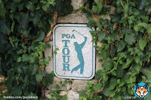 اعتمدت "رابطة لاعبي الغولف المحترفين " (PGA Tour) استثماراً يصل إلى 3 مليارات دولار من شركة "استراتيجيك سبورتس غروب" (Strategic Sports Group) في كيان تجاري جديد، بينما ما زالت المحادثات حول ضخ استثمارات من قبل صندوق الاستثمارات العامة السعودي جارية.ستشهد الصفقة بين "رابطة لاعبي الغولف المحترفين" وشركة "استراتيجيك سبورتس غروب" بقيادة شركة "فينواي سبورتس غروب" (Fenway Sports Group) التابعة لجون هنري، التي تملك ناديي"بوسطن ريد سوكس" و"ليفربول"، استثماراً مبدئياً قيمته 1.5 مليار دولار، بحسب بيان صدر أمس أكد ما ورد في تقرير سابق لـ"بلومبرغ نيوز". استراتيجية رقميةربما يُضخ 1.5 مليار دولار أخرى من قبل تحالف مستثمرين من "استراتيجيك سبورتس غروب"، بحسب شخص على دراية بالموضوع. وقال إنه يمكن تخصيص أي رأس مال إضافي للاستراتيجية الرقمية لـ"رابطة لاعبي الغولف المحترفين" وتحسين عمليات بثها. يمكن أن تتجه أيضاً إلى جهود الدوري للتوسع دولياً، وغيرها من المبادرات التجارية الحالية.اقرأ أيضاً: "فنواي" تدخل المحادثات النهائية كمستثمر في كيان "رابطة الغولف"أوضح جاي موناهان مفوض "رابطة لاعبي الغولف المحترفين" في بيان، أن "الشراكة مع استراتيجيك سبورتس غروب وهي شركة تتمتع بخبرة واسعة واستثمارات عبر مجالات الرياضة والإعلام والترفيه، ستعزز قدرة مؤسستنا على جعل الرياضة أكثر جدوى اقتصادية للاعبين والبطولات والمشجعين والشركاء".أوضح شخص آخر على دراية بالأمر، أن الصفقة تقدر قيمة الكيان الجديد بنحو 12 مليار دولار. لا تتضمن الصفقة حالياً صندوق الاستثمارات العامة السعودي، رغم أن الصندوق السعودي يجري محادثات مستمرة للقيام باستثمار في المستقبل.جاء في البيان أن "استراتيجيك سبورتس غروب وافقت على استثمار من قبل صندوق الاستثمارات العامة، مع الأخذ في الاعتبار القيام بأي مراجعة وموافقات تنظيمية ضرورية". لاعبو الرابطة ستتاح أيضاً لما يقرب من 200 من أعضاء "رابطة لاعبي الغولف المحترفين" الفرصة ليكونوا مالكي أسهم في الشركة الجديدة "بي جي إيه تور إنتربرايز" (PGA Tour Enterprises). كشف شخص مطلع على الموضوع أن موناهان وهنري وسام كينيدي من "فينواي" ولاعبي الغولف تايغر وودز وسام مالناتي أطلعوا اللاعبين على الصفقة. ذكرت "بلومبرغ" في السابق في تقرير لها تفاصيل الاستثمار.اقرأ أيضاً: "رابطة لاعبي الغولف" تعتزم تخصيص حصة في كيان جديد للاعبينمن بين الأطراف الأخرى في التحالف الذي تقوده "فينواي"، شركة "كوهين برايفت فنشرز" (Cohen Private Ventures) وهو مكتب عائلة ستيف كوهين مالك فريق "نيويورك ميتس"، و"أفينو سبورتس فاند" (Avenue Sports Fund) بقيادة مارك لاسري، ومالك نادي "ميلووكي بريورز"، مارك أتاناسيو، وآرثر بلانك وويك غروزبيك وتوم فيرنر وأليك شاينر من "أوترو كابيتال" (Otro Capital).تعرضت صفقة الكيان التجاري الجديد للعديد من التأخيرات والجدل، بداية من مدى سيطرة لاعبي "رابطة لاعبي الغولف المحترفين" داخل الدوري الجديد، وعقود البث والرعاية ودور صندوق الاستثمارات العامة. ضجة واسعةأحدثت شركة "ليف" (LIV) التي أطلقت خلال 2022، ضجة واسعة بعد تعيينها نجوم من لاعبي الغولف على غرار فيل ميكلسون، مقابل عقود بمئات الملايين من الدولارات. سرعان ما غرقت "رابطة لاعبي الغولف المحترفين" و"ليف" في نزاعات قضائية باهظة التكلفة تتعلق بانتهاكات قوانين مكافحة الاحتكار وعقود اللاعبين.خلال يونيو الماضي، صدمت "رابطة لاعبي الغولف المحترفين" عالم اللعبة بإبرام صفقة مع صندوق الاستثمارات العامة ودوري المحترفين في أوروبا، و"دي بي وورلد تور".تباطأت المحادثات حول عمليات الاندماج جراء المفاوضات والانتقادات من السياسيين الأميركيين القلقين إزاء الاستحواذ على مؤسسة رياضية شهيرة. يمكن أن يساعد إدراج المستثمرين الأميركيين على التصدي لهذه المخاوف.أوضح ممثلو "رابطة لاعبي الغولف المحترفين" أن أي استثمار من صندوق الاستثمارات العامة في "بي جي إيه تور إنتربرايز" سيشكل حصة أقلية. في غضون ذلك، واصلت "ليف" جذب لاعبي غولف متميزين، بمن فيهم رفقاء بطولة كأس "رايدر كوب" جون رام وتيريل هاتون.  #رياضة #الولايات_المتحدة_الأميركية #صندوق_الاستثمارات_العامة_السعودي
