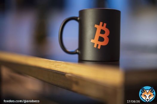 شكّل عصر صناديق "بتكوين" المتداولة في البورصة بالولايات المتحدة فرصة لإصلاح التدهور الذي أصاب أسواق العملات المشفرة إثر انهيار بورصة "إف تي إكس" (FTX) وصندوق التحوط الشقيق "ألاميدا ريسيرش" (Alameda Research)، وفقاً لشركات عاملة في صناعة السوق.الانهيار الداخلي لهاتين المؤسستين المحوريتين سابقاً في مجال الأصول الرقمية في أواخر عام 2022، بعد تراجع أسعار العملات المشفرة والاحتيال الضخم، خلّف ما يسمى بـ"فجوة ألاميدا" في تداول العملات المشفرة بأحجام متعثرة، إلى جانب تضاؤل القدرة على استيعاب الطلبات بسلاسة.تتوقع كبريات شركات صناعة السوق "أوروس" (Auros) و"وينترميوت تريدينغ" (Wintermute Trading Ltd) و"جي إس آر ماركتس" (GSR Markets Ltd) أن يبدأ إغلاق الفجوة لكنها تقول إن ذلك سيستغرق وقتاً. تجادل هذه الشركات بأن الصناديق التابعة لشركات مثل "بلاك روك" (.BlackRock Inc) و"فيديلتي إنفستمنتس" (Fidelity Investments) التي أُطلقت في 11 يناير، وهي أول صناديق استثمار متداولة في الولايات المتحدة تضم "يتكوين" بشكل مباشر، ستجذب المزيد من اهتمام المستثمرين والتدفقات إلى العملات الافتراضية.توقع لي شي، رئيس التداول في "أوروس"، أن نشهد ارتفاعاً عاماً في السيولة على جميع المجالات، مضيفاً أن هذه المسألة قد تستغرق أسابيع أو أشهر، وتتوقف مؤقتاً بسبب التحولات قصيرة المدى في المعنويات.ينشر صناع السوق رؤوس أموالهم الخاصة والأموال المقترضة لإنشاء أسواق للعملات المشفرة، سعياً للاستفادة من التباين في أسعار البيع والشراء.بداية قياسية للتعاملات على صناديق "بتكوين" المتداولة صافي التدفقاتأظهرت البيانات التي جمعتها "بلومبرغ" أن الصناديق العشرة المتداولة للاستثمار في "بتكوين" بالولايات المتحدة استقطبت تدفقات إجمالية صافية تبلغ حوالي 1.6 مليار دولار حتى الآن. قالت "بلومبرغ إنتليجنس" إن حجم التداول في صناديق الاستثمار المتداولة انخفض إلى 1.2 مليار دولار حتى 31 يناير الماضي، بعد أن كان 4.7 مليار دولار في اليوم الأول من إطلاق الصناديق، ويرجع ذلك جزئياً إلى هدوء الصخب بشأنها.أثرت هذه المنتجات بالفعل على أسواق العملات المشفرة. فقد أدت توقعات صناديق الاستثمار المتداولة، بالإضافة إلى الرهانات على سياسة نقدية أكثر مرونة، إلى رفع قيمة "بتكوين" بنسبة 88% في الأشهر الـ12 الماضية لتصل إلى حوالي 43 ألف دولار. ارتفع أكبر أصل رقمي إلى 49 ألف دولار في يوم واحد عندما بدأت صناديق الاستثمار المتداولة في التداول، أي أقل بحوالي 20 ألف دولار من الرقم القياسي المسجل في عام 2021، لكن العملة المشفرة لم تحافظ على المستوى المرتفع.وصلت أحجام التداول الفورية للأصول الرقمية إلى أعلى مستوى لها منذ 19 شهراً بما يقرب من 1.4 تريليون دولار في يناير، وفقاً لـ"سي سي دي داتا" (CCData)، على الرغم من أن هذا لا يزال أقل من المستوى المتوسط الشهري خلال موجة صعود العملات المشفرة في عصر الجائحة لعام 2021.قال إيفجيني غايفوي، المؤسس المشارك لشركة "وينترميوت": "أتوقع أن نصل إلى مستويات 2021 من حيث الحجم بحلول نهاية العام، بالنسبة إلى بتكوين على وجه الخصوص. إذا وصلنا إلى المستوى المسجل في عام 2021 من حيث مدى جنون كل شيء، فسوف نحتاج إلى جمع مئات الملايين من رأس مال التداول".سعر بتكوين يتجه لتسجيل أطول سلسلة مكاسب منذ مارس 2021 عمق السوقبالنسبة إلى عُمق السوق-وهو قدرة سوق العملات المشفرة على تحمل طلبات كبيرة نسبياً دون التأثير على الأسعار بلا داعٍ-فقد تحسّن ذلك لكن بشكل أقل مما كان عليه الحال قبل إفلاس "إف تي إكس" و"ألاميدا".كتبت شركة الأبحاث "كايكو" (Kaiko) في منشور عبر موقع التواصل الاجتماعي "إكس" تقول إن المتوسط اليومي لكمية العطاءات والطلبات في حدود 2% من سعر "بتكوين" قد سجّل "ارتفاعاً طفيفاً" خلال شهر يناير، بينما كان أقل من مستويات ما قبل انهيار "إف تي إكس"، "مما يشير إلى أن صانعي السوق لم يعودوا بكامل قوتهم". كمية أكبر من العطاءات والطلبات في حدود 2% تعادل سيولة أفضل، والعكس صحيح.كانت شركة "كايكو" قد ابتكرت مصطلح "فجوة ألاميدا" في عام 2022، وهو مصطلح شامل يبرز الدور الذي لعبه صندوق التحوط هذا في توفير سيولة العملات المشفرة بالإضافة إلى التأثير المرعب لانهياره والحملة التنظيمية اللاحقة.قال تشوان جين فونغ، رئيس المبيعات في آسيا وأوروبا والشرق الأوسط وأفريقيا في "جي إس آر ماركتس"، إن التوقعات تحسنت الآن حيث يُتوقع أن تتجاوز التدفقات طويلة الأجل في صناديق الاستثمار المتداولة التوقعات.قال فونغ: "سيكون هناك تشديد طبيعي في فروق أسعار العرض والطلب، مع نمو السيولة الإجمالية، وارتفاع أحجام الطلبات وتحسن عمق السوق".  #بتكوين #عملات_مشفرة #شركة_إف_تي_إكس_دوت_كوم_(FTX.com)