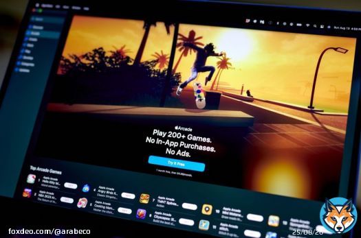يقترب الاتحاد الأوروبي من فرض أول غرامة قائمةٍ على مكافحة الاحتكار، على شركة "أبل"، بالإضافة إلى فرض حظر على قواعد "آب ستور" (App Store) التي يعتقد الاتحاد أنها تحبط المنافسة، وفقاً لصحيفة "فايننشال تايمز".توقعت الصحيفة نقلاً عن خمسة مصادر لم تذكر اسمها، الإعلان عن الغرامة البالغة قيمتها نحو 500 مليون يورو (539 مليون دولار) الشهر المقبل. وكان من الممكن أن يتم تغريم شركة "أبل" بما يصل إلى 10% من مبيعاتها العالمية السنوية.بدأ التحقيق بسبب شكوى في عام 2019 من شركة "سبوتيفاي" السويدية، التي زعمت أنها اضطرت إلى زيادة سعر اشتراكها الشهري لتغطية التكاليف المرتبطة بقبضة "أبل" المزعومة على كيفية عمل "آب ستور". اعتمدت المفوضية الأوروبية على ما يسمى بقواعد مكافحة التوجيه الخاصة بشركة "أبل" في لائحة رسوم رسمية في فبراير 2023، قائلة إن الشروط غير ضرورية وتعني أن العملاء يواجهون أسعاراً أعلى. قانون الأسواق الرقمية في أوائل عام 2022، بدأت شركة "أبل" في السماح لـ"سبوتيفاي" وخدمات الموسيقى الأخرى بتوجيه مستخدمي التطبيق إلى الويب للتسجيل للحصول على الاشتراكات. وهذا يتجاوز خفض إيرادات "أبل" بنسبة تصل إلى 30% ويمنح المستهلكين المزيد من خيارات التسعير والاشتراك. لكن "سبوتيفاي" ردّت على جهود "أبل"، قائلة في يونيو إن القيود لا تزال موجودة وأن التغييرات للعرض فقط.أبل تربح دعوى انتهاك الملكية الفكرية لساعات قياس نبضات القلببصرف النظر عن مهاجمة الشركات بسبب انتهاكاتها السابقة، دفعت المفوضية، وهي ذراع مكافحة الاحتكار في الاتحاد الأوروبي، أيضاً إلى فرض قواعد جديدة شاملة لاستباق أي انتهاكات لقواعد المنافسة من قبل شركات التكنولوجيا قبل أن تترسخ جذورها.يدخل قانون الأسواق الرقمية حيز التنفيذ الكامل في مارس المقبل، ويحدد سلسلة من الأمور التي يجب تجنبها. بموجب التشريع الجديد، سيكون من غير القانوني للشركات الأقوى أن تفضل خدماتها الخاصة على خدمات المنافسين.  #أبل #الاتحاد_الأوروبي #تكنولوجيا