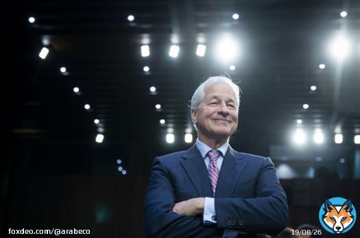 باع جيمي ديمون، الرئيس التنفيذي لـ"جيه بي مورغان تشيس آند كو" (JPMorgan Chase &amp; Co)، وعائلته أسهماً في المصرف قيمتها 150 مليون دولار، في أعقاب إعلان العام الماضي أنه سيبدأ في بيع الأسهم لأول مرة منذ توليه منصبه قبل 18 عاماً.ديمون وعائلته باعا نحو 822 ألف سهم في سلسلة من التنفيذات يوم الخميس، وفقاً لتقرير لجنة الأوراق المالية والبورصات الأميركية."لا يزال ديمون يعتقد أن آفاق المؤسسة قوية للغاية، كما ستظل حصته في المجموعة كبيرة جداً"، وفق ما أورده المصرف في ملف إفصاح في أكتوبر حول مبيعاته المخطط لها. ورفض ممثل البنك التعليق على الأمر اليوم الجمعة.وجاء في إفصاح أكتوبر أن ديمون يعتزم بيع مليون سهم، بما يتفق وشروط خطة تداول الأسهم. وما زال يحتفظ هو وعائلته بنحو 7.7 مليون سهم بعد مبيعات يوم الخميس."جيه بي مورغان" كان نسبياً من بين البنوك الفائزة في العام الماضي، إذ ارتفعت أسعار أسهمه 27% وسط صفقة بنك "فيرست ريبابليك" (First Republic). وارتفعت أسعار أسهمه بما يصل إلى 1.2% يوم الجمعة، لتُتداول عند مستويات قياسية.  #بنوك #أسهم #الولايات_المتحدة_الأميركية