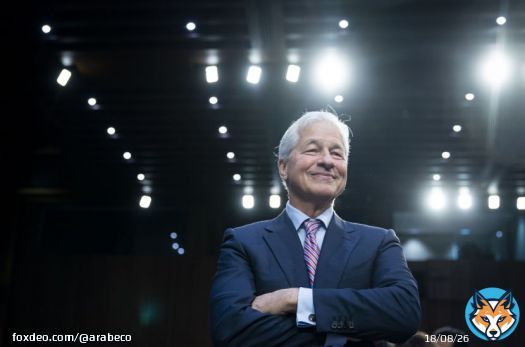باع جيمي ديمون، الرئيس التنفيذي لـ"جيه بي مورغان تشيس آند كو" (JPMorgan Chase &amp; Co)، وعائلته أسهماً في المصرف قيمتها 150 مليون دولار، في أعقاب إعلان العام الماضي أنه سيبدأ في بيع الأسهم لأول مرة منذ توليه منصبه قبل 18 عاماً.ديمون وعائلته باعا نحو 822 ألف سهم في سلسلة من التنفيذات يوم الخميس، وفقاً لتقرير لجنة الأوراق المالية والبورصات الأميركية."لا يزال ديمون يعتقد أن آفاق المؤسسة قوية للغاية، كما ستظل حصته في المجموعة كبيرة جداً"، وفق ما أورده المصرف في ملف إفصاح في أكتوبر حول مبيعاته المخطط لها. ورفض ممثل البنك التعليق على الأمر اليوم الجمعة.وجاء في إفصاح أكتوبر أن ديمون يعتزم بيع مليون سهم، بما يتفق وشروط خطة تداول الأسهم. وما زال يحتفظ هو وعائلته بنحو 7.7 مليون سهم بعد مبيعات يوم الخميس."جيه بي مورغان" كان نسبياً من بين البنوك الفائزة في العام الماضي، إذ ارتفعت أسعار أسهمه 27% وسط صفقة بنك "فيرست ريبابليك" (First Republic). وارتفعت أسعار أسهمه بما يصل إلى 1.2% يوم الجمعة، لتُتداول عند مستويات قياسية.  #بنوك #أسهم #الولايات_المتحدة_الأميركية