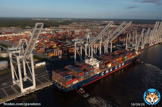 سجلت شركة "سي إم إيه سي جي إم" (CMA CGM SA)، ثالث أكبر شركة شحن حاويات في العالم، خسائرها الفصلية الأولى في أربع سنوات، وسط معاناة صناعة الشحن من الصراع في البحر الأحمر وشبح الطاقة الإنتاجية الفائضة.أعلنت الشركة الفرنسية، المملوكة للملياردير رودولف سعادة وعائلته، عن خسارة قدرها 93 مليون دولار في الأشهر الثلاثة الأخيرة من 2023، مقارنة بربح قيمته 3.04 مليار دولار بنفس الفترة في العام السابق.قدم بيان أصدرته الشركة يوم الجمعة توقعات متحفظة، تشكلت بفعل النمو الاقتصادي العالمي المتباطئ.تجنب جزء كبير من الأسطول التجاري العالمي البحر الأحمر وقناة السويس منذ منتصف ديسمبر، بعد سلسلة من الهجمات التي شنها الحوثيين في اليمن على السفن.أصبحت المنطقة أكثر اضطراباً بعد رد الولايات المتحدة والمملكة المتحدة بضربات جوية على مواقع المسلحين في اليمن.كانت "سي إم إيه سي جي إم" واحدة من أحدث شركات الشحن الكبرى التي علقت مرورها في منطقة الصراع، حيث اندلعت النيران في سفينة شحن هذا الأسبوع بعد هجوم صاروخي.الحوثيون: قصف ناقلة النفط "بولوكس" في البحر الأحمر عندما يصبح ذلك ممكناً، وعندما تسمح الظروف الأمنية بذلك، خاصة مع وجود حماية من البحرية الفرنسية، سنحدد على أساس كل حالة على حدة ما إذا كان من الممكن لأي سفينة الإبحار عبر المنطقة، حسب ما ذكره المدير المالي للشركة رامون فرنانديز، في مكالمة هاتفية، دون تحديد موعد لذلك.ارتفاع تكاليف شركات الشحنأدى الالتفاف حول جنوب أفريقيا إلى زيادة كبيرة في تكاليف الوقود والتكاليف الأخرى التي تتكبدها شركات الشحن، التي تمرر بدورها هذه النفقات إلى عملائها في شكل رسوم إضافية. رغم ارتفاع أسعار الشحن الفورية رداً على التهديدات، فإنها تراجعت منذ ذلك الحين، وفقاً لفرنانديز.أزمة البحر الأحمر تجبر 100 ناقلة نفط على الالتفاف حول أفريقياتتبع "سي إم إيه سي جي إم" منافسيها "إيه بي مولر ميرسك" (A. P. Moller-Maersk A/S)، وهي ثاني أكبر شركة شحن حاويات، و"هاباغ-لويد" (Hapag-Lloyd AG)، التي تحتل المرتبة الخامسة، في تحديد الآفاق الصعبة قريبة المدى لهذه الصناعة المعروفة بتقلباتها المستمرة، والتي تعتمد جزئياً على النمو الاقتصادي البطيء. سفن جديدة تدخل الخدمةقالت "سي إم إيه سي جي إم" في البيان إن مقدار النمو يبنغي أن يظل قوياً في النصف الأول، مدعوماً بالأرقام المقارنة للعام السابق، لكن النصف الثاني يبدو أكثر غموضاً. يُتوقع أن تدخل سعة شحن الحاويات الجديدة حيز التنفيذ، مما يدفع العرض العالمي إلى تجاوز الطلب المتوقع، مع إحداث تأثير سلبي على أسعار الشحن.تعمل الشركة المملوكة بشكل وثيق، ومقرها مرسيليا، على خفض التكاليف، رغم أن فرنانديز قال إنه ليس هناك خطة محددة لخفض الوظائف حالياً.بدأت ثروات الصناعة تتحول في النصف الثاني من 2022، بعد طفرة غير مسبوقة في الطلب خلال الوباء أدت بدورها إلى ارتفاع أسعار الشحن والأرباح إلى مستويات قياسية.أزمة البحر الأحمر تبدأ في التأثير على الأسعار في أوروباكانت المكاسب غير المتوقعة سبباً في طلب "سي إم إيه سي جي إم" وغيرها لسفن تدخل الخدمة الآن. ويُتوقع أن ترتفع القدرة العالمية بنسبة مماثلة هذا العام لتبلغ 8% المسجلة في 2023، وفقاً لفرنانديز.قال فرنانديز إن "سي إم إيه سي جي إم" لديها حوالي 100 سفينة جديدة قيد الطلب، وستُضاف إلى أسطول يبلغ حالياً حوالي 620 سفينة. خزائن أباطرة الشحن تمتلئيذكر أن الأرباح المرتفعة خلال العامين الماضيين ملأت خزائن الملياردير سعادة وأباطرة الشحن الأوروبيين المنافسين مثل جيانلويجي أبونتي، مؤسس شركة "ميدترينيان شيبينغ" (Mediterranean Shipping Co.)، وكلاوس مايكل كوهن، الذي يمتلك حصصاً في شركات الخدمات اللوجستية والشحن.أجرت "سي إم إيه سي جي إم" حملة شراء لتنويع نشاطها في مجال الخدمات اللوجستية والشحن الجوي ووسائل الإعلام. وفي الشهر الماضي، ألغت تحالفها مع "إير فرانس-كيه إل إم" (Air France-KLM)، الذي كان سيعزز قدرتها في هذا القطاع.قال فرنانديز يوم الجمعة إنه ليس مستحيلاً أن تطلب شركة الشحن طائرات "إيه 350" أخرى من شركة "إيرباص" لإضافتها إلى الطائرات الأربع التي من المفترض تسليمها بالفعل في بداية 2026.تعمل الشركة الفرنسية حالياً على إتمام أكبر صفقة شراء لها حتى الآن، إذ تسعى لشراء الذراع اللوجستي لشركة "بولور" (Bollore SE) مقابل 5 مليارات يورو (5.4 مليار دولار).صفقة "لوجستية" بـ5.5 مليار دولار تجسد نهم مليارديرين فرنسيينحول خطط إجراء عمليات استحواذ أكثر، قال فرنانديز "لا تقل أبداً"، مضيفاً أن شركته تتطلع باستمرار إلى مزيد من الفرص.تقدر ثروة عائلة سعادة بحوالي 23 مليار دولار، وفقاً لمؤشر "بلومبرغ" للمليارديرات.  #قناة_السويس #ميرسك #سفن #اليمن #أزمة_البحر_الأحمر