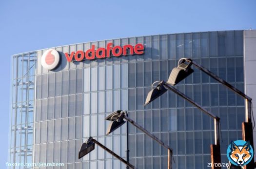تخوض شركة "سويس كوم" (Swisscom AG) محادثات متقدمة للاستحواذ على ذراع "فودافون غروب" في إيطاليا، بعد تصديها للمنافسة من جانب الملياردير زافييه نيل، وفق أشخاص مطلعين على الأمر.تناقش شركة الاتصالات السويسرية تفاصيل الشروط النهائية لصفقة قد يتم الاتفاق عليها خلال الأسابيع المقبلة، وفق المطلعين على الأمر الذين طلبوا عدم الكشف عن هوياتهم نظراً لسرية المعلومات. أضاف أحدهم أن الشركة تناقش عرضاً بنحو 8 مليارات يورو (8.7 مليار دولار) مقابل الاستحواذ على "فودافون إيطاليا" (Vodafone Italy)، سيُدفع معظمها نقداً، إلا أن تفاصيل الصفقة لا تزال عرضة للتغيير.تميل "فودافون" حالياً إلى تفضيل عرض "سويس كوم"، نظراً لاحتوائه على مبلغ نقدي أكبر من العرض السابق الذي قدمته شركة "إلياد" (Illiad SA) التي يملكها "نيل"، وفق الشخص المطلع.تخطط "سويس كوم" لدمج "فاست وِب" (Fastweb)، مُقدمة خدمات الإنترنت عبر الألياف الضوئية، مع "فودافون إيطاليا"، وفق ما كشفته "بلومبرغ". رفض عرض "إلياد"لا تزال المفاوضات مستمرة وعرضة للانهيار، بحسب المطلعين على الأمر. وقد رفض ممثلو "فاست وِب"، و"فودافون"، و"إلياد" التعليق. فيما لم يرد متحدث باسم "سويس كوم" مباشرةً على الاستفسارات خارج مواعيد العمل الاعتيادية.تعد إيطاليا واحدة من أشد أسواق الاتصالات تنافساً في أوروبا، بالأخص بعد دخول "إلياد" إلى البلد، وتقديمها اشتراكات أقل تكلفة توفر الخدمات الأساسية فقط، والتي أثارت حرب أسعار في السوق.قالت "إلياد" في يناير الماضي إن "فودافون" رفضت عرضها المنقح بدمج وحدتي الشركتين في إيطاليا. وكان العرض الأحدث من "إلياد" سيسفر عن مشروع مشترك بحصة 50% لكل منهما، وتحصل "فودافون" بموجبه على حصيلة نقدية قيمتها 6.6 مليار يورو. وأشارت "فودافون" حينها إلى إنهاء المفاوضات مع "إلياد"، واستمرار المحادثات مع مقدمي عروض الشراء الآخرين.  #إيطاليا #اتصالات #فودافون