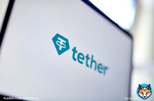 يستخدم تنظيم "داعش" بشكل متزايد العملات المشفرة مثل "تيثر" (Tether) لجمع ونقل الأموال في جميع أنحاء العالم، بما في ذلك في أفريقيا، وفقاً لمجموعة الدول التي تم تشكيلها لمكافحة تمويل التنظيم المتشدد.وبحسب بيان حقائق صادر عن تلك الدول التي تكافح تمويل التنظيم، نُشر على الموقع الإلكتروني لوزارة الخزانة الأميركية، فإن تنظيم "داعش" لا يزال يعتمد في الغالب على الخدمات المالية غير الرسمية مثل نقل الأموال نقداً، ولكن المجوعات التابعة له، بما في ذلك في غرب أفريقيا، تقوم بتسديد مدفوعاتها باستخدام الأصول الافتراضية.لم يعد تنظيم "داعش" يسيطر على مساحات كبيرة من سوريا والعراق، التي كانت تحت سيطرته قبل عقد من الزمن، لكن المجموعات التابعة له، وخاصة في أفريقيا، تواصل شن هجمات دموية. ويتمتع التنظيم بإمكانية الوصول إلى ما يُقدّر بنحو 10 ملايين إلى 20 مليون دولار نقداً وأصول سائلة أخرى، وفقاً لبيان الحقائق، رغم أن هذه الأرقام أقل من ذروة مئات الملايين من الدولارات التي كان قادراً على الحصول عليها في السابق.اقرأ أيضاً: قطاع التشفير يصعد هجومه على مشروع قانون لمكافحة الجريمة في أميركا مصدر التمويل الرئيسيتمثل مجموعة الصومال التابعة للتنظيم الإرهابي مصدر إيراداتهم الرئيسي، حيث يمكنها الحصول على نحو 6 ملايين دولار من الابتزاز والضرائب المحلية.توصلت الولايات المتحدة العام الماضي إلى اتفاقيات تسوية بقيمة 4.4 مليار دولار مع شركة "بينانس هولدينغز"، التي تدير أكبر بورصة للعملات المشفرة في العالم، وذلك لفشلها في اتخاذ الخطوات الأساسية لمكافحة غسيل الأموال، لمنع أنشطة المنظمات الإرهابية بما في ذلك تنظيم "داعش". وقالت الشركة إن "ثيثر" تستخدم (سلاسل الكتل) البلوكتشين العام الذي يجعل من السهل تتبع كل معاملة.ورداً على أسئلة عبر البريد الإلكتروني، قالت الشركة المشغلة إن "كل إجراءات تيثر تتم عبر الإنترنت، ويمكن تتبع كل عملية، كما يمكن مصادرة الأصول، والقبض على المجرمين". مضيفةً "نحن نعمل مع سلطات إنفاذ القانون لتحقيق ذلك".تشكل الولايات المتحدة مع دول من بينها إيطاليا والسعودية مجموعة مكافحة تمويل "داعش".  #كريبتو #غسل_الأموال_والاحتيال_والجرائم_المالية #بلوكتشين #عملات_مشفرة
