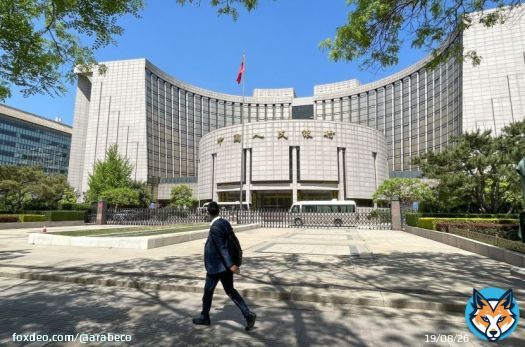 خطوة جريئة إلى الأمام تلوح في أفق عملية الإصلاح المستمرة منذ عقود في طريقة إدارة السياسة النقدية في الصين، إذ يقود محافظ البنك المركزي بان جونغ شنغ تلك المؤسسة لاستكشاف التغييرات التي يمكن أن تجعلها أقرب إلى طريقة عمل أقرانها في العالم، بما في ذلك الاحتياطي الفيدرالي الأميركي.وفقاً للمقترحات التي طرحها بان في خطاب ألقاه في شهر يونيو، سيتحول "بنك الشعب الصيني" إلى استخدام سعر فائدة رئيسي واحد فقط على المدى القصير، والبدء في تداول السندات الحكومية لإدارة السيولة.ستستمر بعض الاختلافات الجوهرية بينه وبين أقرانه الغربيين، مثل عدم استقلالية البنك عن الحكومة، واستمرار معارضة الصين لسياسة التيسير الكمي، غير أن هذه التحولات ستمثل الخطوة التالية في رحلة بدأت في تسعينيات القرن الماضي بالاعتماد على قوى السوق بدلاً من الكوادر الشيوعية في إدارة تكاليف الاقتراض. 1) كيف تحدد الصين سياستها النقدية حالياً؟في الوقت الحالي، يستخدم "بنك الشعب الصيني" عدداً من أسعار الفائدة، وتشمل قرض السياسة النقدية لمدة عام واحد للبنوك التجارية، وهو ما يحظى بمتابعة واسعة النطاق، وآلية الإقراض متوسطة الأجل، وسعر إعادة الشراء العكسي لمدة سبعة أيام، وهو قرض أقصر أجلاً في السياسة النقدية.وهناك أيضاً سعر الفائدة الأساسي على القروض الممتازة، والذي يعتمد على سعر الفائدة في آلية الإقراض متوسطة الأجل وينشره "بنك الشعب الصيني"، وسعر الفائدة على قروض البنك المركزي للبنوك، والذي يُعتبر الحد الأعلى لنطاق سعر الفائدة، والذي يوجه "بنك الشعب الصيني" أسعار الفائدة في السوق في إطاره. في ما يتعلق بإضافة سيولة إلى القاعدة النقدية للاقتصاد، اعتمد "بنك الشعب الصيني" على مدار العقد الماضي على إقراض البنوك &ndash;ويشمل الإقراض من خلال آلية القروض متوسطة الأجل&ndash; بالإضافة إلى خفض نسبة الاحتياطي الإلزامي، مما يطلق الأموال من أرصدة الاحتياطي للبنوك حتى تقوم بإقراضها أو استثمارها.ولدى البنك هدف عام من التوسع في النقود المعروضة والائتمان الممنوح كل عام، وهو أن يتناسب ذلك مع هدف النمو الاقتصادي الاسمي الذي يبلغ نحو 8% هذا العام.2) ما هي المشكلة في الوضع الحالي؟يقول دينغ شوانغ، كبير الاقتصاديين لمنطقة الصين الكبرى وشمال آسيا في بنك "ستاندرد تشارترد"، إن تعدد أسعار الفائدة يؤدي إلى "فوضى في إشارات السياسة النقدية".ومن النتائج المترتبة على ذلك أن أسعار الفائدة في السوق انحرفت بشكل كبير عن أسعار الفائدة الأساسية للسياسة النقدية. وعلى سبيل المثال، فإن سعر الفائدة الأساسي على القروض الممتازة، الذي بدأ تطبيقه في عام 2019، والذي يُفترض أن يعكس ما تتقاضاه البنوك التجارية من أفضل عملائها مقابل القروض، أصبح عاجزاً عن ذلك بشكل متزايد.الصين تتحكم في تراجع اليوان بعد خفض سعره المرجعي بقوةانخفض متوسط سعر الفائدة على القروض الجديدة الممنوحة بوتيرة أسرع بكثير من سعر الفائدة الأساسي على القروض الممتازة في السنوات الأخيرة. ويرجع السبب في ذلك إلى أن حركة سعر الفائدة الأساسي للقروض الممتازة مقيدة بسعر الفائدة في آلية الإقراض متوسطة الأجل، والذي يتخوف "بنك الشعب الصيني" من خفضه بهدف حماية عملة البلاد في مواجهة قوة الدولار الأميركي. عطل انحراف أسعار الفائدة في السوق عن سعر آلية الإقراض متوسطة الأجل، قدرة "بنك الشعب الصيني" على ضخ ما يكفي من السيولة النقدية في الاقتصاد.ونظراً لأن اقتراض البنوك من بعضها البعض أرخص حالياً من اقتراضها من البنك المركزي عبر أرصدة آلية الإقراض متوسطة الأجل، فقد تراجع طلبها على الاقتراض من هذه الأرصدة.ويواجه "بنك الشعب الصيني" مأزقاً مماثلاً مع وسيلة أخرى أساسية في السياسة النقدية تسمى الإقراض التكميلي، أو تقديم قروض مباشرة للبنوك مقابل ضمانات.أدى عدم التوافق بين أسعار الفائدة الأساسية لدى "بنك الشعب الصيني" مثل سعر الفائدة في آلية الإقراض متوسطة الأجل وسعر الفائدة على الإقراض التكميلي وأسعار الفائدة في السوق، إلى انكماش الميزانية العمومية للبنك المركزي، "مما أدى إلى تعقد المعركة ضد الانكماش في الصين، وإضعاف فعالية التواصل في سياسة البنك المركزي"، وفقاً لتومي شيه، رئيس قسم أبحاث الاقتصاد الكلي في آسيا في شركة "أوفرسي تشاينيز بانكينغ" (Oversea-Chinese Banking). 3) ماهو سعر الفائدة الأساسي المعياري الجديد؟لتحقيق هذا التحول، سيحتاج "بنك الشعب الصيني" إلى مساعدة السوق على الاعتراف بسعر واحد فقط للفائدة الأساسية.ومن المتوقع على نطاق واسع أن يكون ذلك السعر هو سعر إعادة الشراء العكسي لمدة سبعة أيام&ndash; وهي أداة يومية تسمح للبنوك بالاقتراض من "بنك الشعب الصيني" مقابل ما بحوزتها من السندات.في الوقت الحالي، تتماشى أسعار الفائدة في السوق مع هذا المعدل أكثر من سعر الفائدة في آلية الإقراض متوسطة الأجل.إن استهداف سعر أساسي واحد فقط يقترب بالبنك خطوة نحو الطريقة التي تعمل بها البنوك المركزية الرئيسية الأخرى، فعلى سبيل المثال، يستخدم بنك "الاحتياطي الفيدرالي الأميركي" عمليات السوق المفتوحة للتأثير على تكلفة القروض قصيرة الأجل بين البنوك، وتنتقل التغييرات عبر المعاملات إلى تكلفة القروض على المنازل والشركات والمنتجات المالية.سيقلل "بنك الشعب الصيني" أيضاً من أهمية وضع أهداف لمعدلات نمو الائتمان والنقود.4) ماذا عن خطة تداول السندات الحكومية؟من شأن تداول السندات أن يمنح البنك المركزي الصيني أداة جديدة تُعتبر أكثر فعالية في إدارة السيولة من أدواته الحالية، لأنها تؤثر على قطاع أوسع من المشاركين في السوق.ويستطيع البنك أن يستخدمها بطريقة أكثر مرونة، وذلك على النقيض من آلية الإقراض متوسطة الأجل، التي تعتمد على مدى إقبال البنوك عليها، ولا تُستخدم إلا مرة واحدة في الشهر.ومن شأن ذلك أيضاً أن يعزز قدرة البنك المركزي على مساعدة الحكومة على جمع الأموال لتمويل الاستثمار وغيره من أوجه الإنفاق لدعم الاقتصاد.وتحتاج الحكومة إلى ذلك الآن أكثر من أي وقت مضى، إذ أصبحت الموارد المالية لدى السلطات المحلية شحيحة على نحو متزايد، مما يحد من قدرتها على مساعدة الاقتصاد الذي يواجه تحديات الانكماش وأزمة العقارات.غير أن الصين لم تزل مترددة حيال سياسة التيسير الكمي. وسعى بان، عند الإعلان عن إصلاحاته المقترحة، إلى نفي فكرة أن "بنك الشعب الصيني" يشرع في تنفيذ عملية تحفيز ضخمة.وقال بان إن "ضم نشاط شراء السندات الحكومية وبيعها إلى مجموعة أدوات السياسة النقدية لا يعني أننا سنقوم بالتيسير الكمي"، في إشارة إلى سياسة البنوك المركزية التي كانت غير تقليدية في السابق وتتمثل في شراء السندات الحكومية بهدف تحفيز الاقتصاد.5) ما هي مزايا الإطار الجديد المقترح؟يستطيع هذا الإطار أن يلبي بشكل أفضل الطلب المتزايد باستمرار على السيولة في الاقتصاد، إذ إن تداول السندات الحكومية يمنح "بنك الشعب الصيني" أداة قوية لضمان وجود أرصدة كافية من الأموال في السوق لتوفير التمويل للمقترضين من القطاع الخاص وكذلك الحكومة.كما أن هذه الأداة يمكن نظرياً أن تسمح للبنك المركزي بالتأثير على عوائد السندات من خلال بيع أو شراء السندات حتى تتماشى العوائد مع تفضيلاته.ومن المؤكد أن هذا الإصلاح لن يعالج بالضرورة التحديات الفورية التي يواجهها الاقتصاد، مثل أطول سلسلة انكماش منذ تسعينيات القرن الماضي، وواقع أن الطلب على الاقتراض لا يزال بطيئاً.كذلك لن يحل مشكلة الأهداف المتعددة والمتنافسة في بعض الأحيان عند "بنك الشعب الصيني"&ndash; على سبيل المثال، يواجه البنك عراقيل أمام خفض أسعار الفائدة بسبب هدف تحقيق الاستقرار في سعر اليوان. 6) ما هو الهدف طويل الأجل لتحرير سعر الفائدة؟الهدف طويل الأجل يتمثل في تخصيص أكثر كفاءة للائتمان ورأس المال في المجالات الأكثر إنتاجية في الاقتصاد، مما يعني تخفيض إهدار الديون. ويمكن لذلك أن يعطي دفعة لفرص النمو الاقتصادي، وهو أمر ضروري في ظل تصاعد الرياح المعاكسة على المدى الطويل مثل شيخوخة السكان والتوترات التجارية العالمية.وقال لو شيا، خبير الاقتصاد الآسيوي في بنك "بي بي في إيه" (BBVA) إن "التأثير على المدى الطويل يتزايد، لأن النظام النقدي والمالي يحتاج إلى التطور مع الاقتصاد بوجه عام، الذي يمر بمزيد من الإصلاحات القائمة على السوق".وأضاف: "ستتحول عملية السياسة النقدية نحو نموذج الاقتصادات المتقدمة، حيث إن البنوك المركزية مثل بنك الاحتياطي الفيدرالي لديها ممارسة ناضجة للتحكم في أسعار الفائدة على المدى القصير، والسماح للسوق بصياغة أسعار الفائدة على المدى الطويل عبر المعاملات".7) متى ستحدث الإصلاحات المقترحة؟من غير المرجح أن تُطبق التغييرات المقترحة بين عشية وضحاها. فقد أوضح بان أن البنك المركزي لا يزال يدرس الإجراءات، وحذر بأن تداول السندات سيحدث تدريجياً.قال بعض المحللين إن فرصة بدء تداول السندات من قبل "بنك الشعب الصيني" ربما تُتاح بعد نهاية اجتماع مهم للحزب الشيوعي يتعلق بالإصلاح، والذي سيُعقد في وقت لاحق من شهر يوليو، بينما يقول آخرون إن هذه الخطوة قد لا تأتي قريباً.أوضح دينغ من بنك "ستاندرد تشارترد" أن "سعر الفائدة على آلية الإقراض متوسطة الأجل قد يفقد أهميته تدريجياً على المدى البعيد، ولكن ذلك لن يحدث بين عشية وضحاها. وفي خطاب بان، كانت صياغة الحديث في ما يتعلق بالتغييرات في أغلبها تتحدث عن دراسة الموضوع أو التفكير فيه مستقبلاً".  #أسعار_الفائدة #الاحتياطي_الفيدرالي_الأميركي #بنك_الشعب_الصيني #QuickTake
