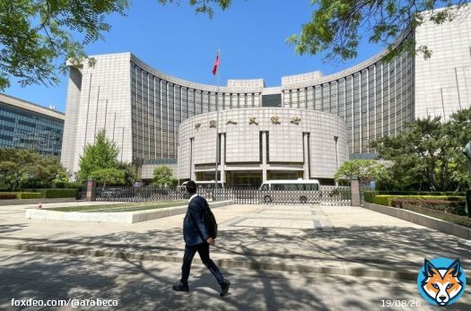 خطوة جريئة إلى الأمام تلوح في أفق عملية الإصلاح المستمرة منذ عقود في طريقة إدارة السياسة النقدية في الصين، إذ يقود محافظ البنك المركزي بان جونغ شنغ تلك المؤسسة لاستكشاف التغييرات التي يمكن أن تجعلها أقرب إلى طريقة عمل أقرانها في العالم، بما في ذلك الاحتياطي الفيدرالي الأميركي.وفقاً للمقترحات التي طرحها بان في خطاب ألقاه في شهر يونيو، سيتحول "بنك الشعب الصيني" إلى استخدام سعر فائدة رئيسي واحد فقط على المدى القصير، والبدء في تداول السندات الحكومية لإدارة السيولة.ستستمر بعض الاختلافات الجوهرية بينه وبين أقرانه الغربيين، مثل عدم استقلالية البنك عن الحكومة، واستمرار معارضة الصين لسياسة التيسير الكمي، غير أن هذه التحولات ستمثل الخطوة التالية في رحلة بدأت في تسعينيات القرن الماضي بالاعتماد على قوى السوق بدلاً من الكوادر الشيوعية في إدارة تكاليف الاقتراض. 1) كيف تحدد الصين سياستها النقدية حالياً؟في الوقت الحالي، يستخدم "بنك الشعب الصيني" عدداً من أسعار الفائدة، وتشمل قرض السياسة النقدية لمدة عام واحد للبنوك التجارية، وهو ما يحظى بمتابعة واسعة النطاق، وآلية الإقراض متوسطة الأجل، وسعر إعادة الشراء العكسي لمدة سبعة أيام، وهو قرض أقصر أجلاً في السياسة النقدية.وهناك أيضاً سعر الفائدة الأساسي على القروض الممتازة، والذي يعتمد على سعر الفائدة في آلية الإقراض متوسطة الأجل وينشره "بنك الشعب الصيني"، وسعر الفائدة على قروض البنك المركزي للبنوك، والذي يُعتبر الحد الأعلى لنطاق سعر الفائدة، والذي يوجه "بنك الشعب الصيني" أسعار الفائدة في السوق في إطاره. في ما يتعلق بإضافة سيولة إلى القاعدة النقدية للاقتصاد، اعتمد "بنك الشعب الصيني" على مدار العقد الماضي على إقراض البنوك &ndash;ويشمل الإقراض من خلال آلية القروض متوسطة الأجل&ndash; بالإضافة إلى خفض نسبة الاحتياطي الإلزامي، مما يطلق الأموال من أرصدة الاحتياطي للبنوك حتى تقوم بإقراضها أو استثمارها.ولدى البنك هدف عام من التوسع في النقود المعروضة والائتمان الممنوح كل عام، وهو أن يتناسب ذلك مع هدف النمو الاقتصادي الاسمي الذي يبلغ نحو 8% هذا العام.2) ما هي المشكلة في الوضع الحالي؟يقول دينغ شوانغ، كبير الاقتصاديين لمنطقة الصين الكبرى وشمال آسيا في بنك "ستاندرد تشارترد"، إن تعدد أسعار الفائدة يؤدي إلى "فوضى في إشارات السياسة النقدية".ومن النتائج المترتبة على ذلك أن أسعار الفائدة في السوق انحرفت بشكل كبير عن أسعار الفائدة الأساسية للسياسة النقدية. وعلى سبيل المثال، فإن سعر الفائدة الأساسي على القروض الممتازة، الذي بدأ تطبيقه في عام 2019، والذي يُفترض أن يعكس ما تتقاضاه البنوك التجارية من أفضل عملائها مقابل القروض، أصبح عاجزاً عن ذلك بشكل متزايد.الصين تتحكم في تراجع اليوان بعد خفض سعره المرجعي بقوةانخفض متوسط سعر الفائدة على القروض الجديدة الممنوحة بوتيرة أسرع بكثير من سعر الفائدة الأساسي على القروض الممتازة في السنوات الأخيرة. ويرجع السبب في ذلك إلى أن حركة سعر الفائدة الأساسي للقروض الممتازة مقيدة بسعر الفائدة في آلية الإقراض متوسطة الأجل، والذي يتخوف "بنك الشعب الصيني" من خفضه بهدف حماية عملة البلاد في مواجهة قوة الدولار الأميركي. عطل انحراف أسعار الفائدة في السوق عن سعر آلية الإقراض متوسطة الأجل، قدرة "بنك الشعب الصيني" على ضخ ما يكفي من السيولة النقدية في الاقتصاد.ونظراً لأن اقتراض البنوك من بعضها البعض أرخص حالياً من اقتراضها من البنك المركزي عبر أرصدة آلية الإقراض متوسطة الأجل، فقد تراجع طلبها على الاقتراض من هذه الأرصدة.ويواجه "بنك الشعب الصيني" مأزقاً مماثلاً مع وسيلة أخرى أساسية في السياسة النقدية تسمى الإقراض التكميلي، أو تقديم قروض مباشرة للبنوك مقابل ضمانات.أدى عدم التوافق بين أسعار الفائدة الأساسية لدى "بنك الشعب الصيني" مثل سعر الفائدة في آلية الإقراض متوسطة الأجل وسعر الفائدة على الإقراض التكميلي وأسعار الفائدة في السوق، إلى انكماش الميزانية العمومية للبنك المركزي، "مما أدى إلى تعقد المعركة ضد الانكماش في الصين، وإضعاف فعالية التواصل في سياسة البنك المركزي"، وفقاً لتومي شيه، رئيس قسم أبحاث الاقتصاد الكلي في آسيا في شركة "أوفرسي تشاينيز بانكينغ" (Oversea-Chinese Banking). 3) ماهو سعر الفائدة الأساسي المعياري الجديد؟لتحقيق هذا التحول، سيحتاج "بنك الشعب الصيني" إلى مساعدة السوق على الاعتراف بسعر واحد فقط للفائدة الأساسية.ومن المتوقع على نطاق واسع أن يكون ذلك السعر هو سعر إعادة الشراء العكسي لمدة سبعة أيام&ndash; وهي أداة يومية تسمح للبنوك بالاقتراض من "بنك الشعب الصيني" مقابل ما بحوزتها من السندات.في الوقت الحالي، تتماشى أسعار الفائدة في السوق مع هذا المعدل أكثر من سعر الفائدة في آلية الإقراض متوسطة الأجل.إن استهداف سعر أساسي واحد فقط يقترب بالبنك خطوة نحو الطريقة التي تعمل بها البنوك المركزية الرئيسية الأخرى، فعلى سبيل المثال، يستخدم بنك "الاحتياطي الفيدرالي الأميركي" عمليات السوق المفتوحة للتأثير على تكلفة القروض قصيرة الأجل بين البنوك، وتنتقل التغييرات عبر المعاملات إلى تكلفة القروض على المنازل والشركات والمنتجات المالية.سيقلل "بنك الشعب الصيني" أيضاً من أهمية وضع أهداف لمعدلات نمو الائتمان والنقود.4) ماذا عن خطة تداول السندات الحكومية؟من شأن تداول السندات أن يمنح البنك المركزي الصيني أداة جديدة تُعتبر أكثر فعالية في إدارة السيولة من أدواته الحالية، لأنها تؤثر على قطاع أوسع من المشاركين في السوق.ويستطيع البنك أن يستخدمها بطريقة أكثر مرونة، وذلك على النقيض من آلية الإقراض متوسطة الأجل، التي تعتمد على مدى إقبال البنوك عليها، ولا تُستخدم إلا مرة واحدة في الشهر.ومن شأن ذلك أيضاً أن يعزز قدرة البنك المركزي على مساعدة الحكومة على جمع الأموال لتمويل الاستثمار وغيره من أوجه الإنفاق لدعم الاقتصاد.وتحتاج الحكومة إلى ذلك الآن أكثر من أي وقت مضى، إذ أصبحت الموارد المالية لدى السلطات المحلية شحيحة على نحو متزايد، مما يحد من قدرتها على مساعدة الاقتصاد الذي يواجه تحديات الانكماش وأزمة العقارات.غير أن الصين لم تزل مترددة حيال سياسة التيسير الكمي. وسعى بان، عند الإعلان عن إصلاحاته المقترحة، إلى نفي فكرة أن "بنك الشعب الصيني" يشرع في تنفيذ عملية تحفيز ضخمة.وقال بان إن "ضم نشاط شراء السندات الحكومية وبيعها إلى مجموعة أدوات السياسة النقدية لا يعني أننا سنقوم بالتيسير الكمي"، في إشارة إلى سياسة البنوك المركزية التي كانت غير تقليدية في السابق وتتمثل في شراء السندات الحكومية بهدف تحفيز الاقتصاد.5) ما هي مزايا الإطار الجديد المقترح؟يستطيع هذا الإطار أن يلبي بشكل أفضل الطلب المتزايد باستمرار على السيولة في الاقتصاد، إذ إن تداول السندات الحكومية يمنح "بنك الشعب الصيني" أداة قوية لضمان وجود أرصدة كافية من الأموال في السوق لتوفير التمويل للمقترضين من القطاع الخاص وكذلك الحكومة.كما أن هذه الأداة يمكن نظرياً أن تسمح للبنك المركزي بالتأثير على عوائد السندات من خلال بيع أو شراء السندات حتى تتماشى العوائد مع تفضيلاته.ومن المؤكد أن هذا الإصلاح لن يعالج بالضرورة التحديات الفورية التي يواجهها الاقتصاد، مثل أطول سلسلة انكماش منذ تسعينيات القرن الماضي، وواقع أن الطلب على الاقتراض لا يزال بطيئاً.كذلك لن يحل مشكلة الأهداف المتعددة والمتنافسة في بعض الأحيان عند "بنك الشعب الصيني"&ndash; على سبيل المثال، يواجه البنك عراقيل أمام خفض أسعار الفائدة بسبب هدف تحقيق الاستقرار في سعر اليوان. 6) ما هو الهدف طويل الأجل لتحرير سعر الفائدة؟الهدف طويل الأجل يتمثل في تخصيص أكثر كفاءة للائتمان ورأس المال في المجالات الأكثر إنتاجية في الاقتصاد، مما يعني تخفيض إهدار الديون. ويمكن لذلك أن يعطي دفعة لفرص النمو الاقتصادي، وهو أمر ضروري في ظل تصاعد الرياح المعاكسة على المدى الطويل مثل شيخوخة السكان والتوترات التجارية العالمية.وقال لو شيا، خبير الاقتصاد الآسيوي في بنك "بي بي في إيه" (BBVA) إن "التأثير على المدى الطويل يتزايد، لأن النظام النقدي والمالي يحتاج إلى التطور مع الاقتصاد بوجه عام، الذي يمر بمزيد من الإصلاحات القائمة على السوق".وأضاف: "ستتحول عملية السياسة النقدية نحو نموذج الاقتصادات المتقدمة، حيث إن البنوك المركزية مثل بنك الاحتياطي الفيدرالي لديها ممارسة ناضجة للتحكم في أسعار الفائدة على المدى القصير، والسماح للسوق بصياغة أسعار الفائدة على المدى الطويل عبر المعاملات".7) متى ستحدث الإصلاحات المقترحة؟من غير المرجح أن تُطبق التغييرات المقترحة بين عشية وضحاها. فقد أوضح بان أن البنك المركزي لا يزال يدرس الإجراءات، وحذر بأن تداول السندات سيحدث تدريجياً.قال بعض المحللين إن فرصة بدء تداول السندات من قبل "بنك الشعب الصيني" ربما تُتاح بعد نهاية اجتماع مهم للحزب الشيوعي يتعلق بالإصلاح، والذي سيُعقد في وقت لاحق من شهر يوليو، بينما يقول آخرون إن هذه الخطوة قد لا تأتي قريباً.أوضح دينغ من بنك "ستاندرد تشارترد" أن "سعر الفائدة على آلية الإقراض متوسطة الأجل قد يفقد أهميته تدريجياً على المدى البعيد، ولكن ذلك لن يحدث بين عشية وضحاها. وفي خطاب بان، كانت صياغة الحديث في ما يتعلق بالتغييرات في أغلبها تتحدث عن دراسة الموضوع أو التفكير فيه مستقبلاً".  #أسعار_الفائدة #الاحتياطي_الفيدرالي_الأميركي #بنك_الشعب_الصيني #QuickTake