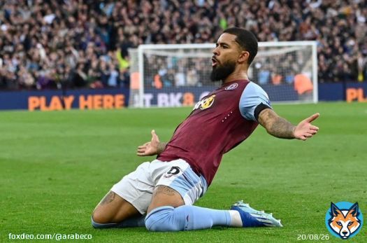 يوم الأحد 30 يونيو كان نهاية السنة المالية في الدوري الإنجليزي الممتاز "البريميرليغ"، لذا كان لابد للأندية أن تقدم حساباتها مع الالتزام بالقواعد المالية للدوري الإنجليزي "الربح والاستدامة"، والتي تلزمها بألا تزيد خسائرها عن 105 ملايين جنيه إسترليني خلال آخر ثلاث سنوات.نيوكاسل يونايتد المملوك لصندوق الاستثمارات العامة السعودي، وأستون فيلا الذي يمتلكه الملياردير المصري ناصف ساويرس، مع أندية إيفرتون وتشيلسي، وقعوا تحت طائلة التهديد بعقوبات خصم النقاط، بسبب خرق قواعد الربح والاستدامة الذي طال إيفرتون ونوتنغهام فورست الموسم الماضي.بحسب "بي بي سي" سبورت، أنفقت أندية الدوري الإنجليزي خلال الأيام الأربعة الأخيرة من نهاية السنة المالية نحو 245 مليون جنيه إسترليني، أي أكثر من إجمالي ما تم إنفاقه في سوق انتقالات يناير الماضي، والذي بلغ 100 مليون جنيه إسترليني.  نيوكاسل والحرب ضد الوقتعندما استيقظ مسؤولو نيوكاسل يونايتد في وقت مبكر من صباح السبت، قبل أقل من 48 ساعة على نهاية يونيو، كانوا لا يزالون يواجهون احتمالاً مرعباً بوجود فجوة مالية تزيد عن 50 مليون جنيه إسترليني (<br>63. 2 مليون دولار)، وإلا فإن خصم النقاط، الذي كانوا يخشونه منذ أسابيع ويتمنون تجنبه، قد يصبح واقعاً.خسر نيوكاسل نحو <br>73. 4 مليون جنيه إسترليني في العام المالي المنتهي في 30 يونيو 2023، رغم زيادة إيراداته بنسبة 39% لتتجاوز 250 مليون جنيه إسترليني، وفق التقرير المالي الصادر عن النادي، كما أن خسائره بلغت <br>70. 7 مليون جنيه إسترليني بعد استقطاع الضرائب للعام المالي المنتهي في 30 يونيو <br>2022. رياضة ومال: نيوكاسل المملوك سعودياً يبيع لاعبين تداركاً لخصم نقاطإدارة النادي دخلت في حرب ضد الوقت، كان لابد لهم من ايجاد طريقة للخروج من هذا المأزق، وصلت إلى حد مناقشة عرض لاعبيين أساسيين مثل ألكسندر إيزاك وأنتوني جوردون للبيع، وعلى الرغم من أن النادي كان متمسكاً بإبقاء إيزاك بأي ثمن، إلا أنه عرض جوردون على ليفربول، لكن الصفقة لم تتم.بحسب "ذا أثلتيك"، وصفت العديد من الشخصيات البارزة هذا الأسبوع بأنه الأصعب في مسيرة النادي، وشعر الجميع في نيوكاسل بالتوتر قبل أن ينجح في اللحظات الأخيرة، في بيع لاعب الوسط إليوت أندرسون إلى نوتنغهام فورست مقابل 35 مليون جنيه إسترليني، بالإضافة لبيع يانكوبا مينته إلى برايتون مقابل 30 مليون جنيه إسترليني، والتوصل إلى اتفاق للسماح للمدير الرياضي دان أشوورث بالانتقال إلى مانشستر يونايتد.النادي المملوك سعودياً لم يتجنب فقط خرق قواعد "الربح والاستدامة"، لكنه تجنب كذلك التفريط في نجومه الذين يبني عليهم المدرب إيدي هاو مشروعه مع النادي. خطة أغنى رجل في مصرناصف ساويرس، أغنى رجل في مصر ومالك نادي أستون فيلا الذي هاجم بقوة القواعد المالية للدوري الإنجليزي، حاول في البداية رفع الحد الأقصى للخسائر إلى 135 جنيه إسترليني بدلاً من 105 ملايين خلال آخر 3 سنوات، في الاجتماع السنوي لرابطة الدوري الإنجليزي بالأسبوع الأول من يونيو الماضي، لكن محاولاته باءت بالفشل.سجل أستون فيلا خسارة قدرها 119 مليون جنيه إسترليني في حساباته الأخيرة المؤرخة في 31 مايو 2023، لذلك كان يتعين عليه التحرك بسرعة للامتثال بالقوانين، فقام النادي بتمديد عامه المالي من مايو إلى يونيو، كي يسمح لنفسه بالحصول على المزيد من الوقت، والقدرة على التحرك في بيع اللاعبين خلال نافذة الانتقالات التي بدأت في 14 يونيو بإنجلترا، بحسب صحيفة "برمنغهام لايف".أنجز أستون فيلا مع إيفرتون وتشيلسي صفقات تبادلية مشتركة للاعبين شبان، استغلالاً لثغرة أنه حال نجاح أي نادٍ في بيع لاعبين من الأكاديمية، يتم تسجيل مبلغ الصفقة بالكامل في خانة الأرباح، وهو ما يساعد الأندية على تحقيق التوازن بين الإنفاق والأرباح.الأمر سبّب قلقاً لرابطة الدوري الإنجليزي، التي حذرت الأندية من أنها ستراجع الصفقات، وستلزم النادي البائع بإعادة الأموال الزائدة عن القيمة الحقيقية للصفقة.يوم الأحد، اكتملت صفقة انتقال دوغلاس لويز من أستون فيلا إلى يوفنتوس مقابل <br>42. 35 مليون جنيه إسترليني في المقابل ضم الجناح الإنجليزي صامويل إلينغ جونيور واللاعب الأرجنتيني إنزو بارينيشيا من يوفنتوس بحوالي <br>18. 5 مليون جنيه إسترليني، لينجح أستون فيلا في عبور الأزمة.  #ناصف_ساويرس #الدوري_الإنكليزي_الممتاز #نادي_نيوكاسل