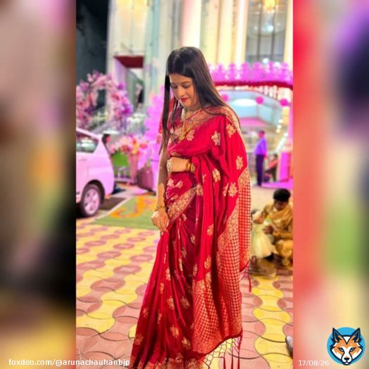 Modern thinking, traditional look. What a perfect match!  #saree #banarasisaree  #traditionallook #sareelove #beauty #traditionaldress #fashion #indianwear #photography #trending #ethnicwear #wedding #traditionalsaree #sareelook