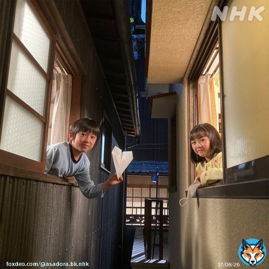 かわいい #オフショット です 貴司くんの飛ばした紙飛行機、とってもきれいに舞ちゃんのお部屋に飛び込んでいきましたね  #浅田芭路 #齋藤絢永 #朝ドラ #舞いあがれ