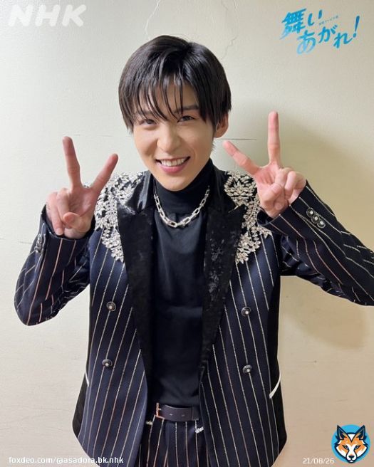 紅白のオフショット！ #目黒蓮 さん(#SnowMan)出演終わった直後でホっとした様子でした。目黒さんのステージは見逃し配信の前半、69分50秒頃からご覧いただけます。  #NHK紅白 #舞いあがれ #1月4日放送再開   \u25bc「NHK紅白歌合戦」(前半)