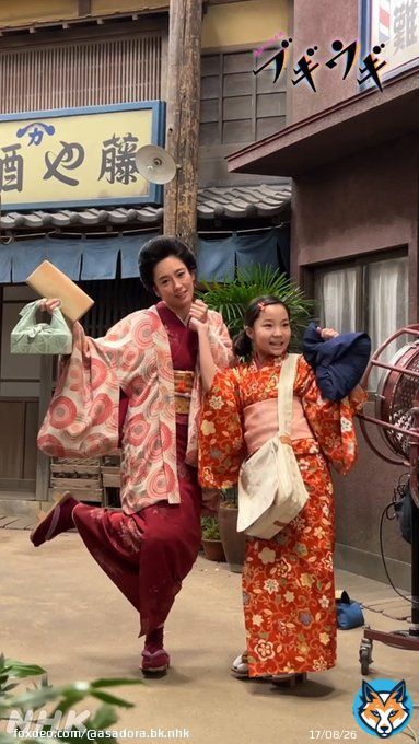 お父ちゃんたちに盛大に送り出された #スズちゃん（澤井梨丘）と #ツヤさん（水川あさみ）。収録時の「その後」のオフ動画をご紹介  出演者のみなさんはいつも明るくほがらかです。SNSチームのカメラにも、こんなかんじで反応してくださいます  #ブギウギ