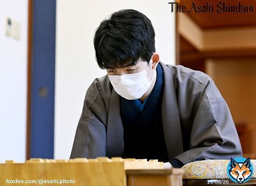 将棋の藤井聡太竜王が棋王戦を３勝１敗で制し、史上２人目の六冠になりました（留）