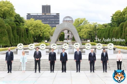 【速報中】バイデン大統領らG7首脳、そろって平和記念資料館を訪問    Ｇ７広島サミットで、首脳らが平和記念公園を訪れました。写真は慰霊碑の前で記念撮影に臨む首脳たちです。（し） #G7広島サミット #原爆ドーム