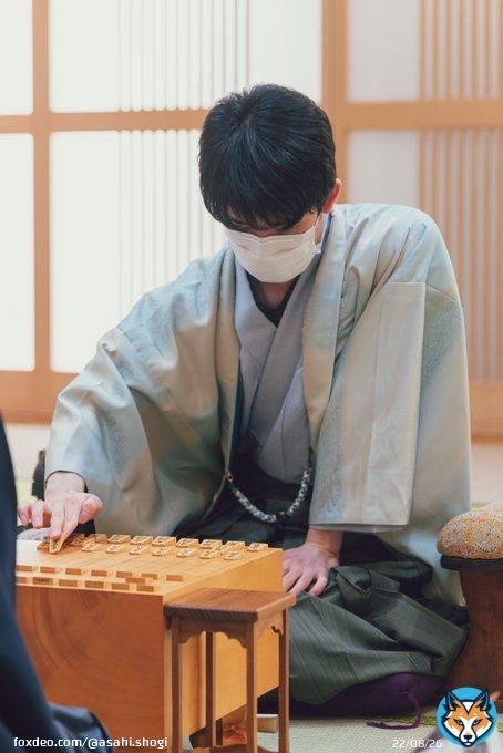村)東京都千代田区の神田明神で指された叡王戦第1局は、藤井聡太叡王が菅井竜也八段に勝ち、3連覇に向けて好スタートを切りました。三間飛車を採用した菅井八段が玉頭から攻めましたが、藤井叡王がうまく逆用して勝ちきりました。第2局は23日に名古屋市で(写真は対局開始時、日本将棋連盟提供)