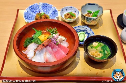 北〕叡王戦第１局の昼食。藤井聡太叡王は海鮮丼と煎茶」、 菅井竜也八段は「旨味を詰めた特製ダレのうなぎ丼」とアイスコーヒー。［写真提供・日本将棋連盟］