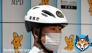 お巡りさんも自転車ヘルメット　「努力義務化」法改正の模範に    警視庁では来春から、交番などで勤務する警察官向けのヘルメットを導入することになりました。現在は緩衝材の入った制帽を着用して乗っているそうです。