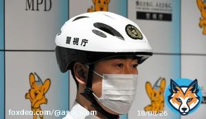 お巡りさんも自転車ヘルメット　「努力義務化」法改正の模範に    警視庁では来春から、交番などで勤務する警察官向けのヘルメットを導入することになりました。現在は緩衝材の入った制帽を着用して乗っているそうです。