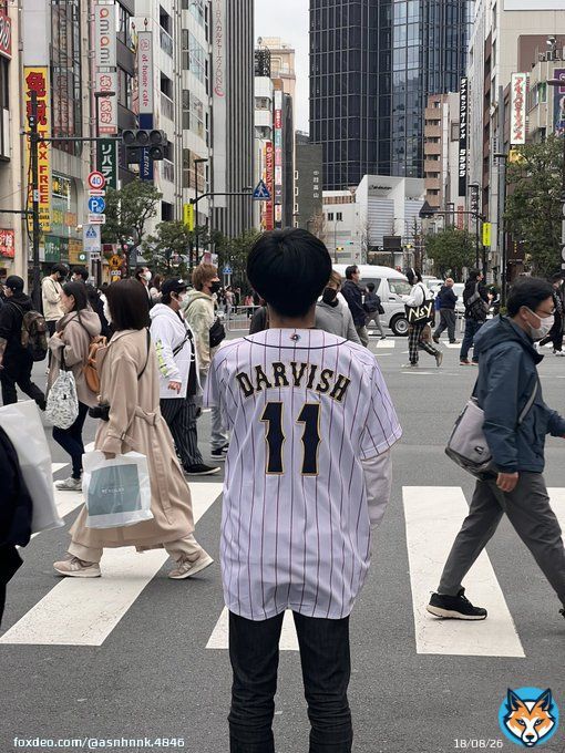 ダルビッシュ有選手のユニフォーム買えて ご満悦のゆう(や) =俺もダルビッシュ裕？？  歩行者天国の秋葉原でパシャリ  調子乗りましたごめんなさい