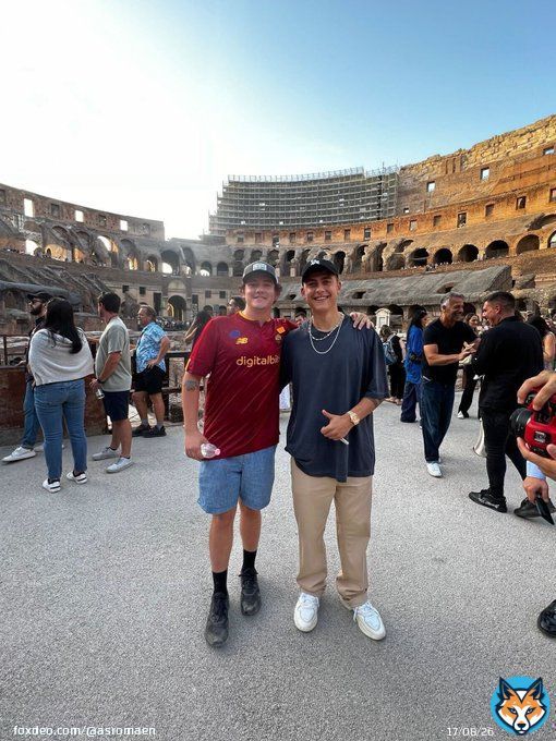 ???????????????? ???????? ????????????????    Imagine wearing a Paulo Dybala shirt at the Colosseum - and then the man himself emerges from the crowd to sign it!    #ASRoma [via @ScYolo_2022]
