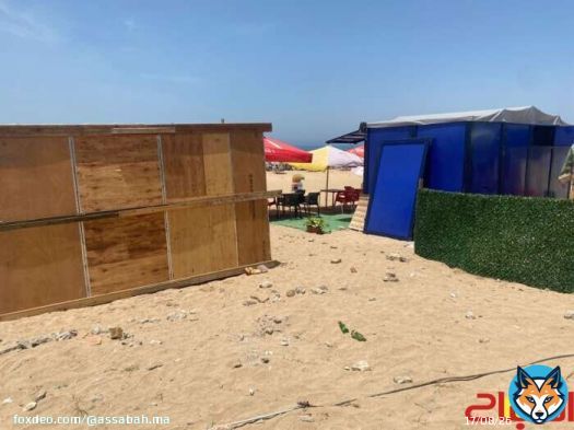 فوضى بشاطئ “سابليط” بالمنصورية.. انتشار “البراريك” العشوائية يشوه الفضاء الساحلي