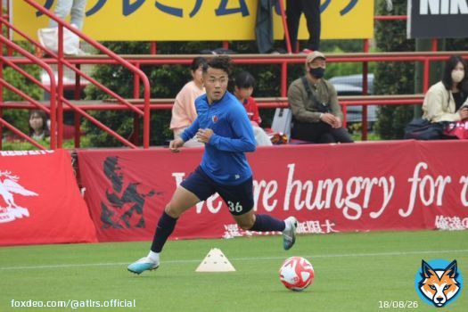 試合翌日の今日、クラブハウスにはたくさんのファン・サポーターの皆さんがお越しくださいました。#antlers  拍手やフラッグ、たくさんの横断幕で非常にいい雰囲気を作っていただき、そして、パワーをくださり本当にありがとうございました。  水曜日の福岡戦も、またともに。