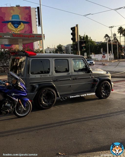 برابوس G900 روكيت.. 25 نسخة في العالم بقوة 900 حصان يتجول بالعاصمة الرباط \ud83e\udd29\ud83c\uddf2\ud83c\udde6 شوهدت سيارة برابوس G900 روكيت، اليوم الجمعة، بالرباط، يمتطيها صاحب الجلالة الملك محمد السادس رفقة ولي العهد صاحب السمو الملكي الأمير مولايمولاي الحسن. وتعد برابوس G900 روكيت المبنية على G63 من أقوى تعديلات برابوس وأندر النسخ، بمحرك 8 أسطوانات توين تيربو سعة 4.5 لتر، يولد 900 حصانا و1250 نيوتن/متر من عزم الدوران. وتتسارع من 0 إلى 100 في 3.7 ثانية رغم وزنها البالغ 2.5 طنا.  كما صنعت منها شركة التعديل الألمانية 25 نسخة فقط. قيمة السيارة 570 ألف دولار