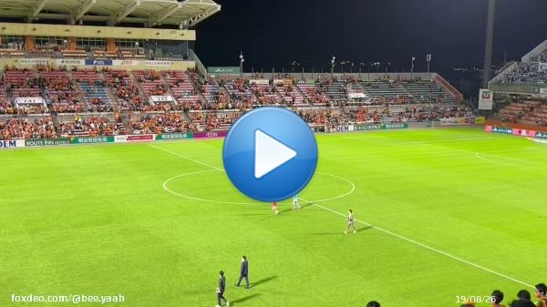 元エスパルスの金子&松原の両選手が試合後、清水ゴール裏に挨拶に行くも大ブーイングで迎えられる (松原選手は号泣)