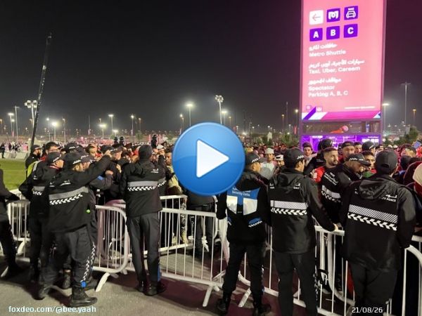 今日もチケットを持たないモロッコサポが大量にいるため、会場警備はセキュリティゲート前にもう一つ検問を設ける'モロッコシフト'。急に走り出したモロッコサポが検問場所に一斉に向かったため、一触即発の雰囲気に。ちなみにここに集まった人で通過できたのは(チケット保持者)半分以下。超絶カオスw