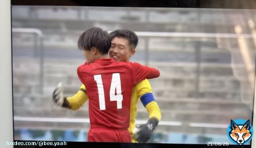 神村学園主将の大迫くん。キッカー1番手を務めてシッカリ決める。自分の役割が終わった後にキャプテンマークをGK広川くんに託す。その広川くんが日大藤沢のPKをストップ..というドラマティックな展開から始まった。