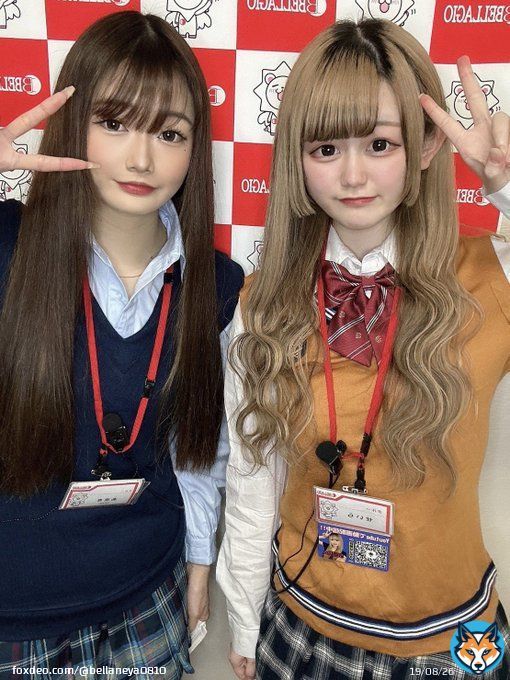 こんばんはせいらです今日も一日お疲れ様でした  今日も制服でお仕事あまきちゃんと2人でパシャリ 女子高生戻ったみたい  Twitter危機でみんなmixiに移動するってマジですか 使い方わからん  残りも2人でお仕事頑張りま〜す