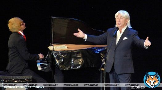 Владимир Винокур полон сил и энергии, он продолжает радовать своих поклонников, участвуя в 'Аншлаге' и в других популярных программах и шоу.