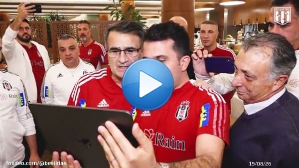 Başkanımız Ahmet Nur &Ccedil;ebi ve Teknik Direkt&ouml;r&uuml;m&uuml;z Şenol G&uuml;neş ile futbolcularımız, D&uuml;nya Kupası&rsquo;nda Fas ile birlikte &ccedil;eyrek finale y&uuml;kselen Romain Saiss&rsquo;i&nbsp;tebrik&nbsp;ettiler.