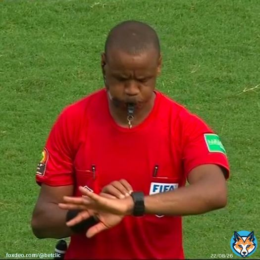 Vous ne r&ecirc;vez pas... Dans la comp&eacute;tition avec le plus de temps additionnel, voici l'arbitre de ce soir #BELCAN