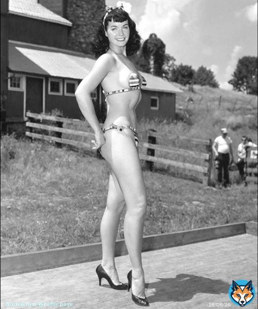 Weekend work mode  Down on the farm for a camera club shoot   #pinupqueen #1950s #bettiepage #farmgirl #pinupmodel #pinup