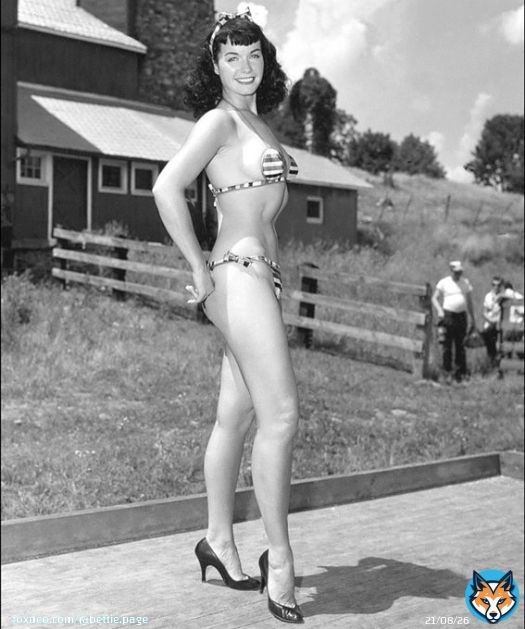 Weekend work mode  Down on the farm for a camera club shoot   #pinupqueen #1950s #bettiepage #farmgirl #pinupmodel #pinup
