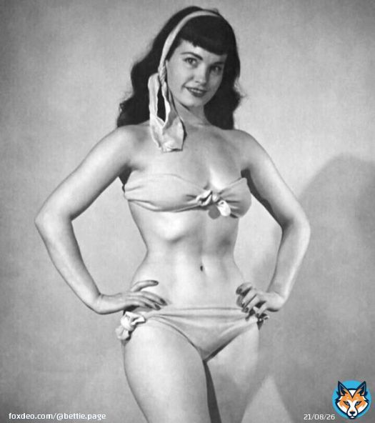 Casual Friday  Happy weekend, Bettie babes & beaus!   #queenofpinups #bettiepage #abs #50sstyle #fitpinup #bettiebangs #pinupgirl