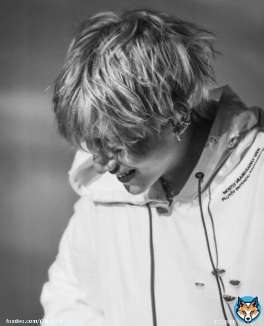 I vote #ChristmasTree by #V for #SoundTrackAward at #PopGoldenAwards2023