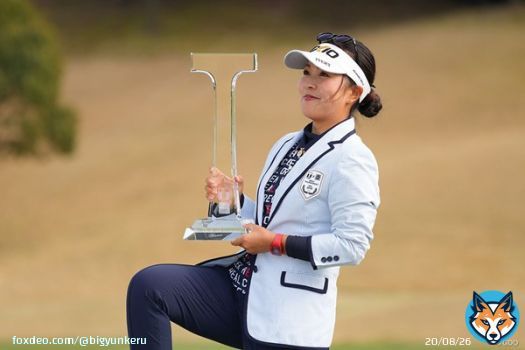 \u25c7国内女子\u25c7Tポイント×ENEOSゴルフトーナメント 最終日(19日) 4打差の2位から出た青木瀬令奈が8バーディ、ボギーなしの「64」で回り、大会記録を3打更新する通算17アンダーまで伸ばして逆転優勝した。昨年7月「資生堂レディス」4勝目で、3日間大会54ホールノーボギーでの優勝は史上13人目となった