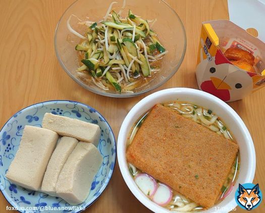&hellip;本日の昼食 ・日清食品 日清のどん兵衛 きつねうどん ・ほぼ常備食の高野豆腐の含め煮 ・中華サラダ(妻制作) ・ローソン からあげクン レギュラー  どん兵衛、たまに食べたくなるんですよね～ ただ毎回、きつねうどんにすべきか天ぷら蕎麦にすべきか悩まされます #日清食品 #どん兵衛