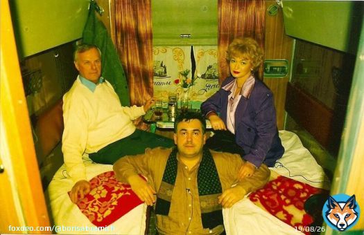 С. Садальский: Поезд Санкт-Петербург - Москва. В купе я, Собчак, Нарусова, выпиваем и закусываем. Открывается дверь, появляется сальная голова какого-то замухрышки, предлагает чай. ,, Чудо, водку неси&rsquo;&rsquo; - отвешиваю мужичку подзатыльник. Через пару лет узнал, что это был Путин.