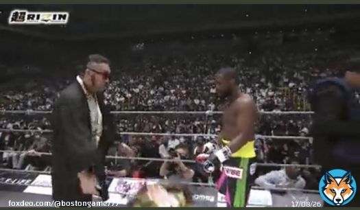 朝倉未来vsメイウェザー なかなか良い試合だったのに試合前の花束贈呈が最悪で気分が悪い。 渡すんじゃなく手前に投げ捨てるとか&hellip; 怒らせて本気にさせるのは当人どうしがやればいいこと。 下手したら死ぬもしれない、命を懸けてリングに上がる選手に対して失礼過ぎる。 正直言ってすごい冷めたよ。