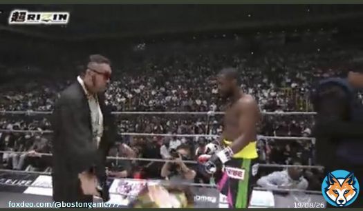 朝倉未来vsメイウェザー なかなか良い試合だったのに試合前の花束贈呈が最悪で気分が悪い。 渡すんじゃなく手前に投げ捨てるとか&hellip; 怒らせて本気にさせるのは当人どうしがやればいいこと。 下手したら死ぬもしれない、命を懸けてリングに上がる選手に対して失礼過ぎる。 正直言ってすごい冷めたよ。