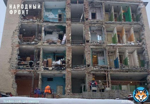 &laquo;Нас похоронили... Донецк и Луганск по сравнению с нами отдыхают&raquo;  На этих фото и видео &mdash; аварийное общежитие в Челябинске. В 25 градусов мороза у пятиэтажки снесли стену (это такой ремонт), повредив радиатор. Квартиры затопило кипятком, а электропроводку замкнуло.