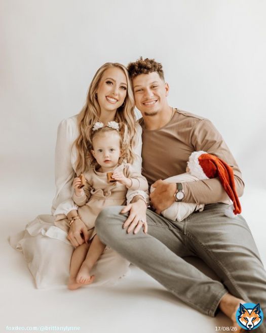 Merry Christmas from the Mahomes @PatrickMahomes
