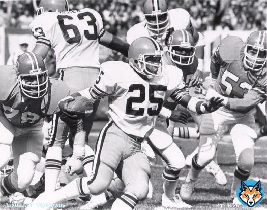 Our thoughts and prayers are with the family of Charles White, the 1979 Heisman Trophy winner and Browns RB from 1980-84. R.I.P.