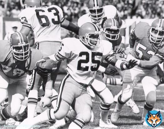 Our thoughts and prayers are with the family of Charles White, the 1979 Heisman Trophy winner and Browns RB from 1980-84. R.I.P.