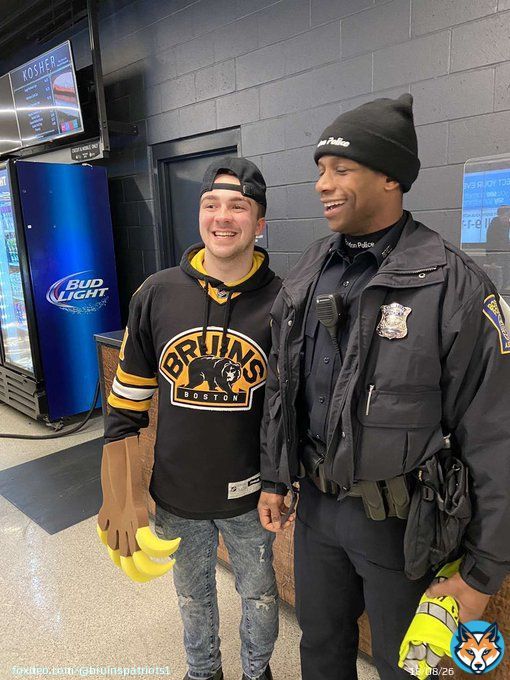 #NHLBruins &ldquo;imagine I just drove 800 kilometres from Ontario to watch my bruins lose&rdquo; mr police man says &ldquo;it&rsquo;s the bruins buddy on home ice, we own them&rdquo;  valid Mr police man, valid!! @NHLBruins @MapleLeafs #34 isn&rsquo;t elite