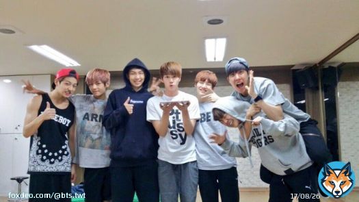 우리 먹기바쁜 멤버들 들어오자마자 축하해줘서 너무 고마워ㅠㅠ